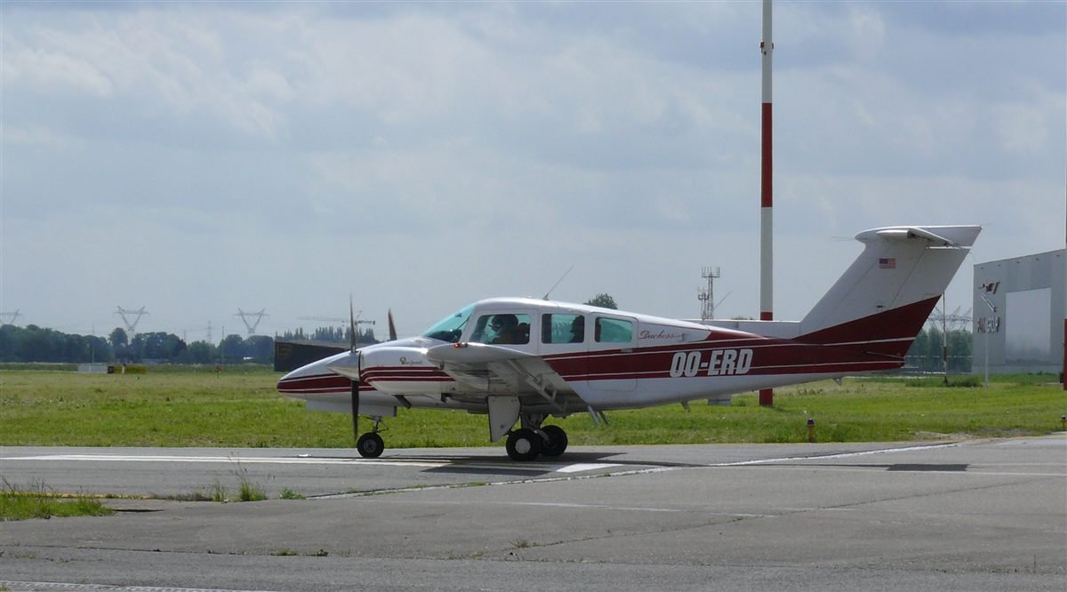 Beechcraft Duchess OO-ERD taxiing to the runway
