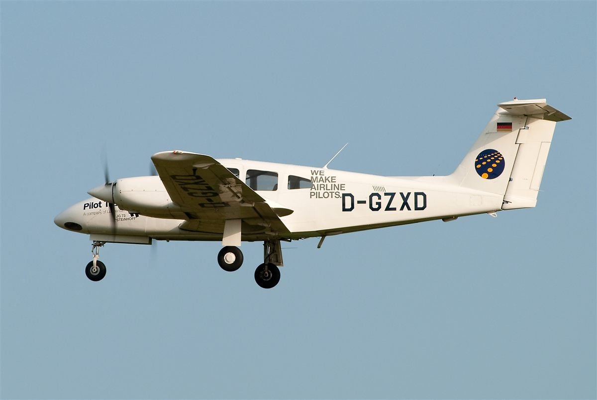 Piper Seminole light twin in flight, single-engine service ceiling matters on every departure