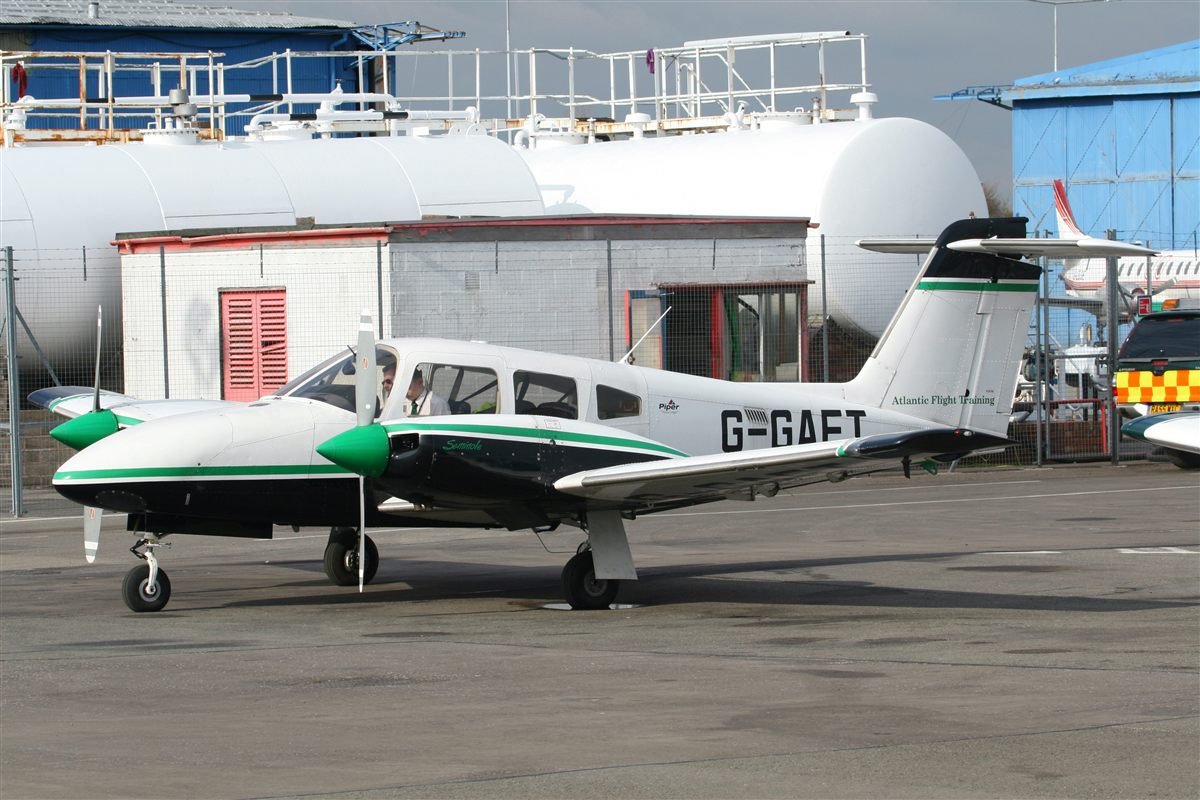 Piper Seminole training twin used to teach single-engine service ceiling and engine-out performance